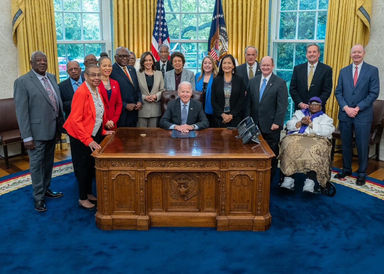 Chief Justice Seitz attends bill signing at White House